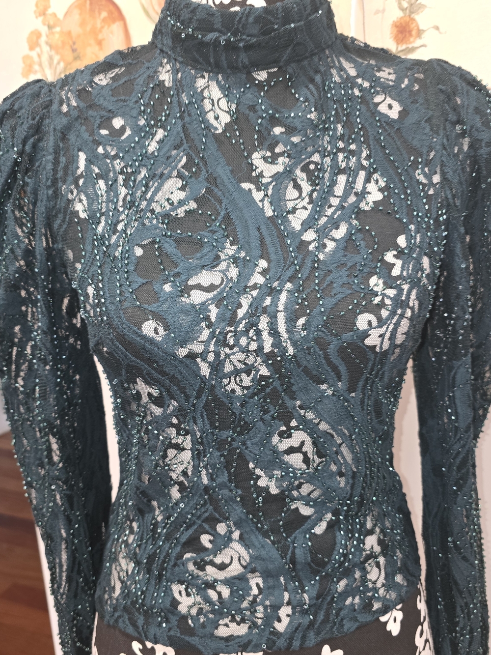 Long-Sleeve Green Lace High-Neck Buckle Top